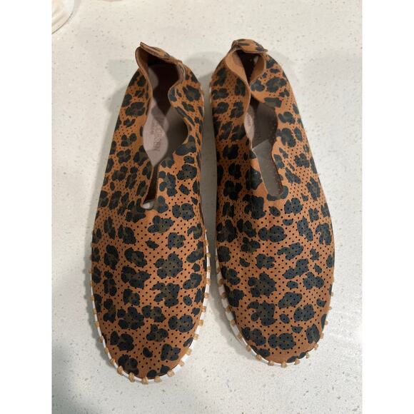 Isle Jacobsen size 37 US 7 cheetah print slip on shoes - Picture 2 of 3
